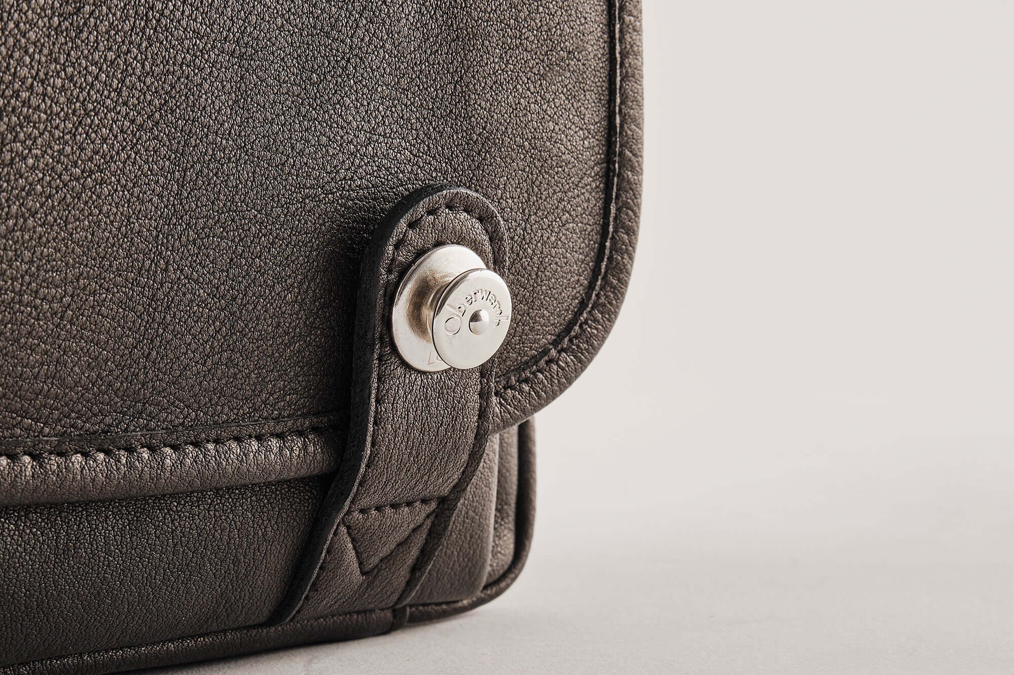 The Q Bag Rhubarb Edition - Leica Q3 Bag